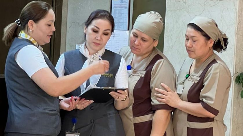 Көзге көрінбейтін еңбек: «Almaty Resort» шипажайының бөлме жинаушылары