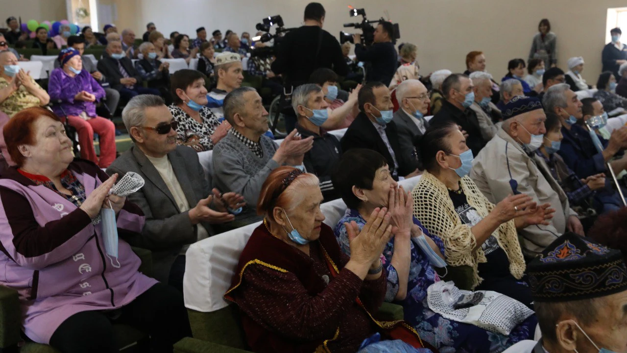 Коллектив Управления делами Президента РК провел праздничную акцию для пожилых людей 