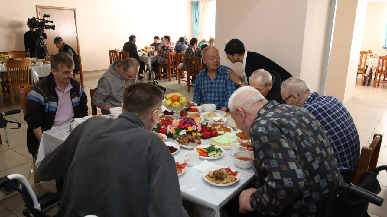 Коллектив Управления делами Президента РК провел праздничную акцию для пожилых людей 