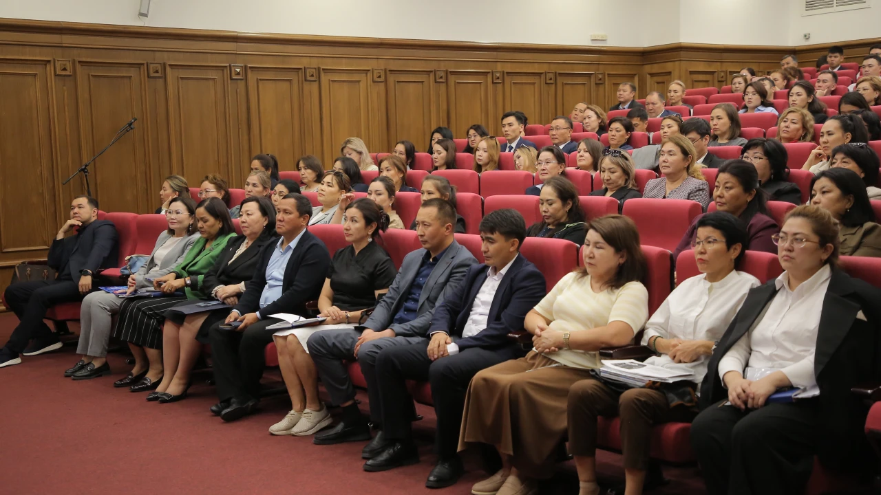 ПІБ-те мемлекеттік тілді дамытудың заманауи тәсілдері талқыланды 