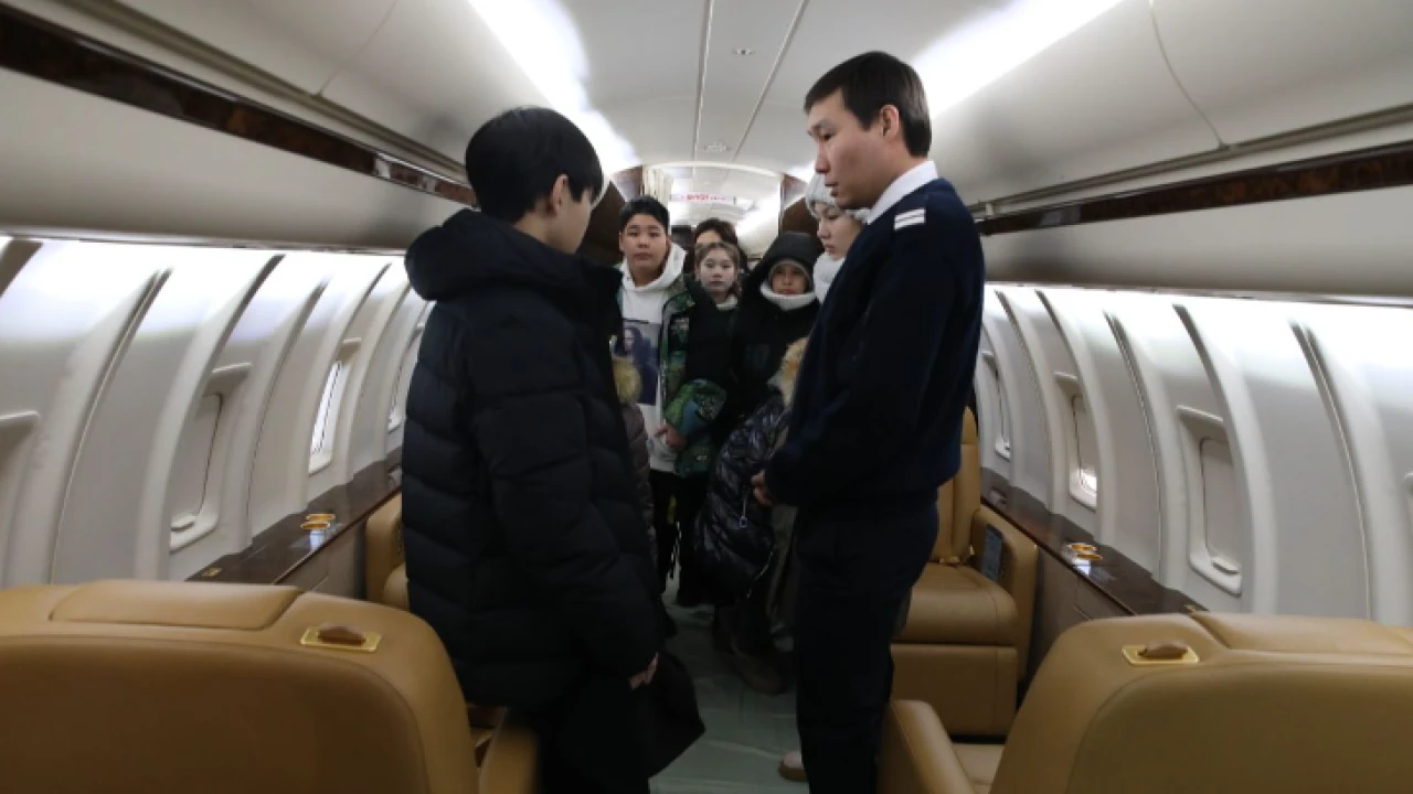 Кішкентай ұшқыштар: ҚР Президентінің Іс басқармасы балаларды «Бүркіт» авиакомпаниясына экскурсияға апарды 