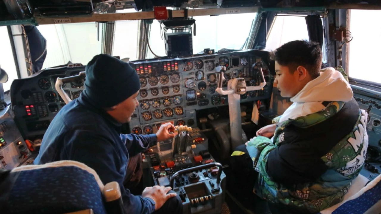 Кішкентай ұшқыштар: ҚР Президентінің Іс басқармасы балаларды «Бүркіт» авиакомпаниясына экскурсияға апарды 
