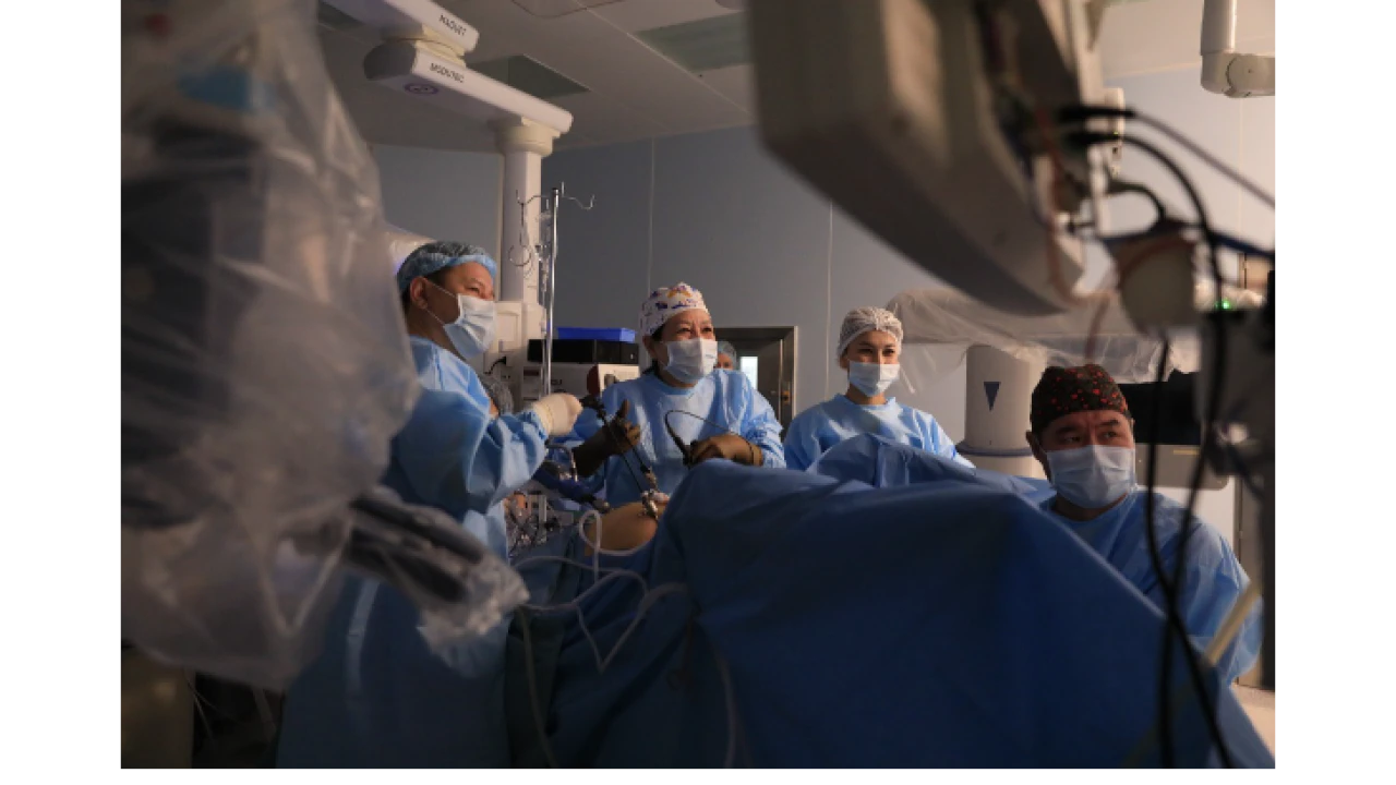 ҚР ПІБ Медорталық ауруханасында дәрігерлерге робот көмектеседі 
