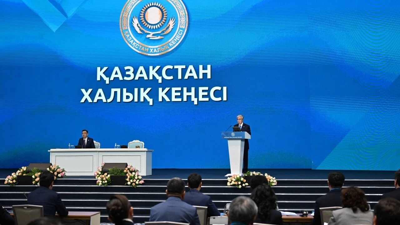 Президент Қазақстан Халық Кеңесінің бірінші сессиясында сөз сөйледі 