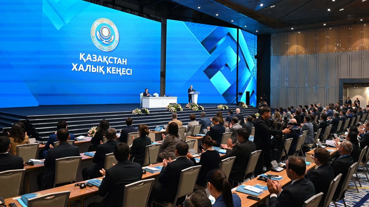 Президент Қазақстан Халық Кеңесінің бірінші сессиясында сөз сөйледі 