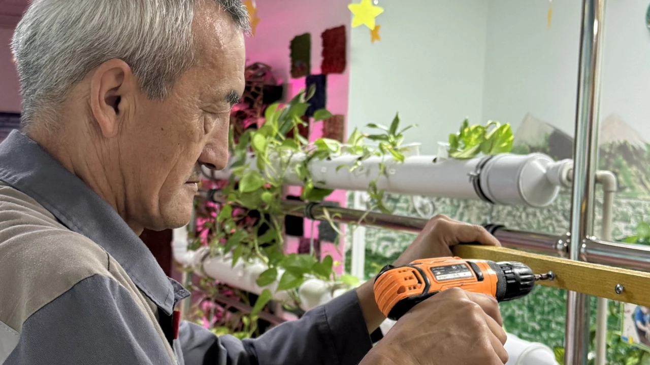 Вторая жизнь вещей: история плотника детского сада Қарлығаш 