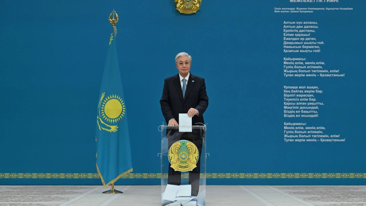 Президент Казахстана проголосовал на выборах в Курултай во Дворце Независимости 