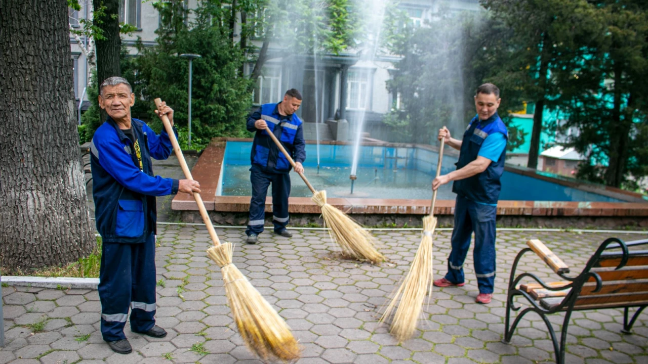 Чистота начинается с порога: труд, достойный уважения