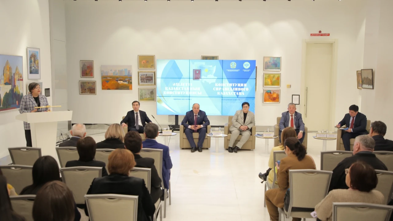 В Президентском центре прошла экспертная встреча по обсуждению проекта новой Конституции 