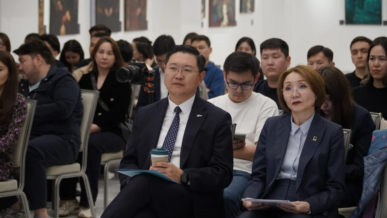 В Президентском центре прошла экспертная встреча по развитию ИИ в Казахстане 