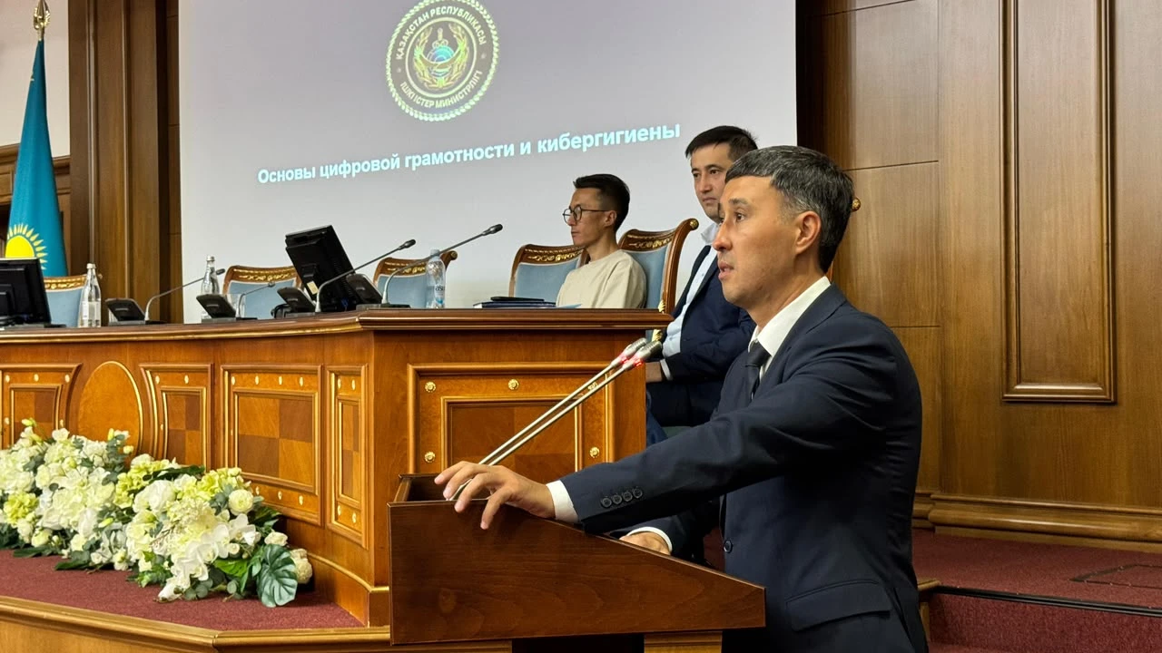 Президент Іс басқармасында цифрлық қауіпсіздік мәселелері талқыланды 