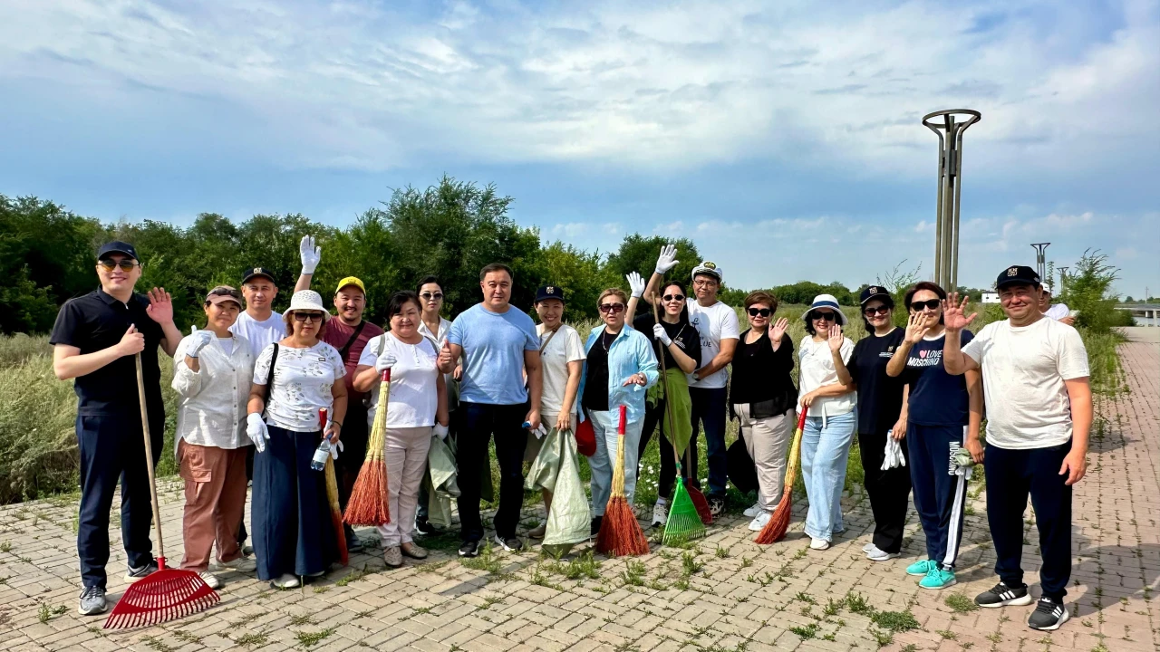 Астана мен Алматыда өткен сенбілікте Президент Іс басқармасына қарасты ұйымдардың қызметкерлері бір тоннадан астам қоқыс жинады 