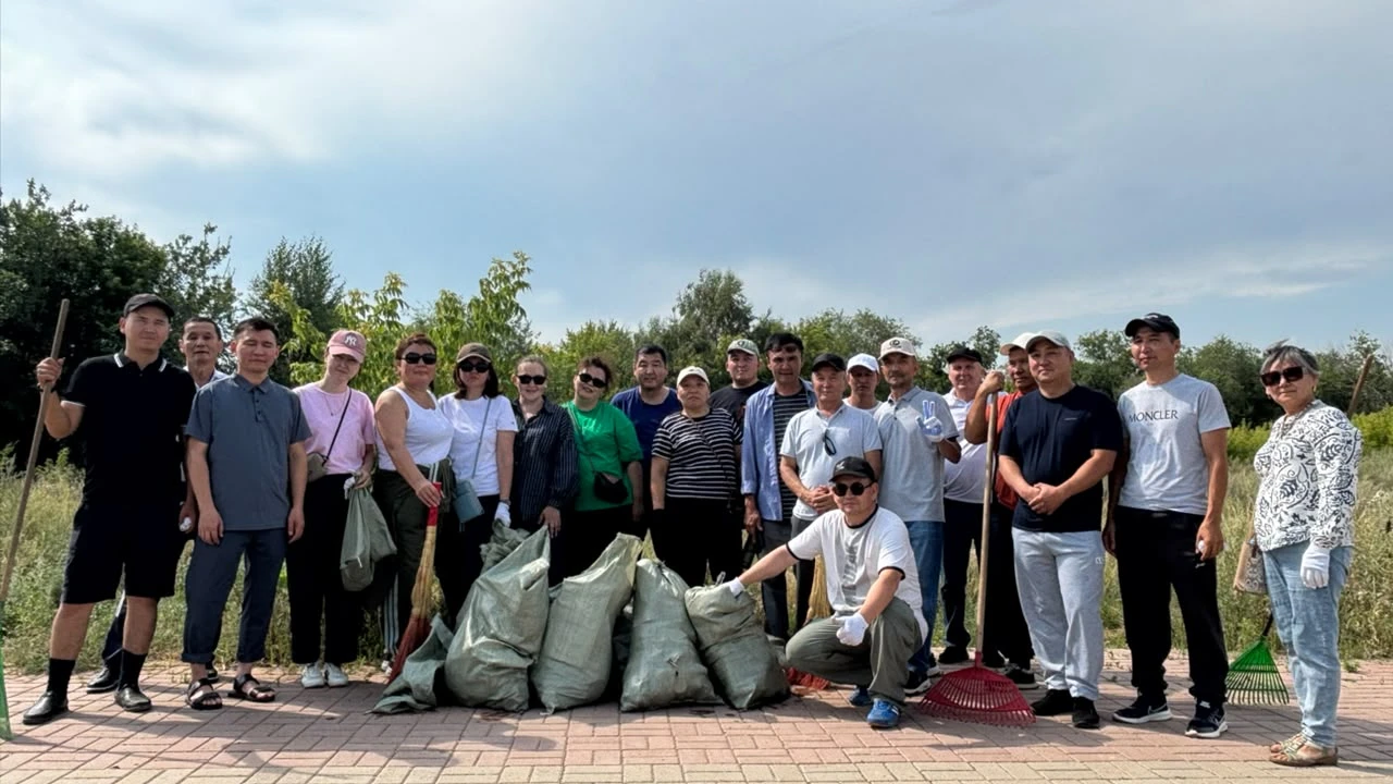Астана мен Алматыда өткен сенбілікте Президент Іс басқармасына қарасты ұйымдардың қызметкерлері бір тоннадан астам қоқыс жинады 