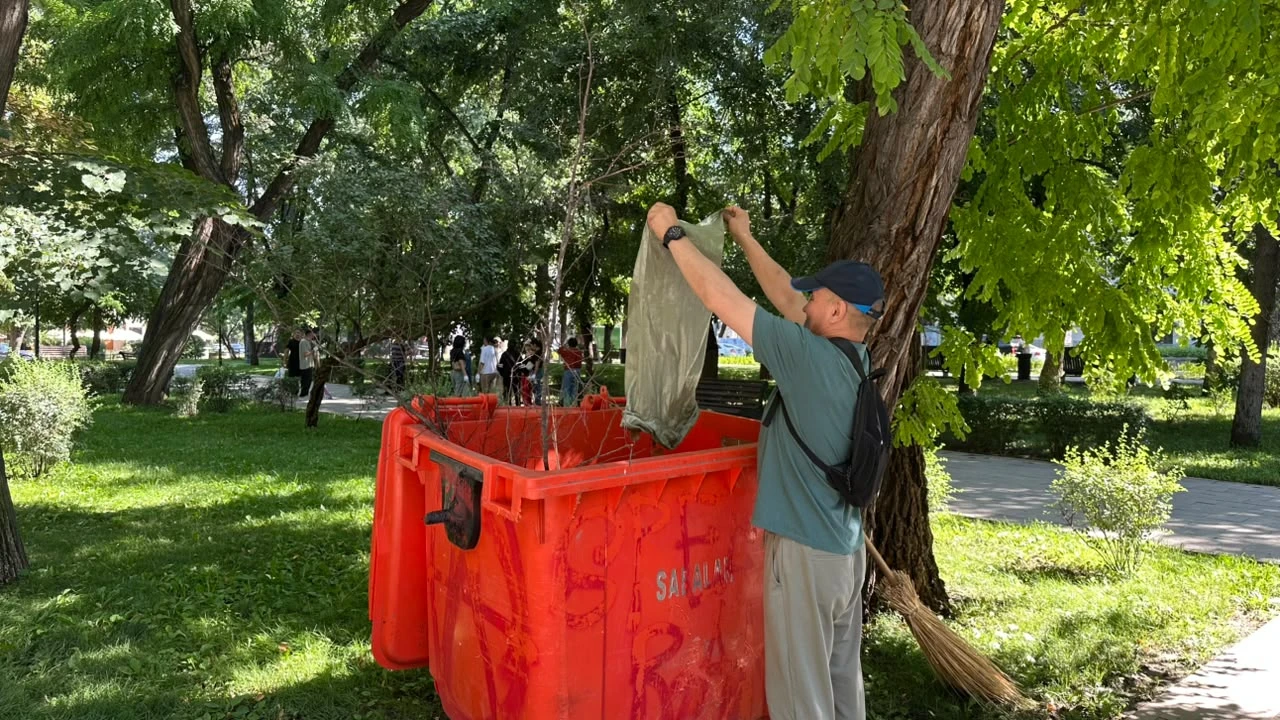 Астана мен Алматыда өткен сенбілікте Президент Іс басқармасына қарасты ұйымдардың қызметкерлері бір тоннадан астам қоқыс жинады 