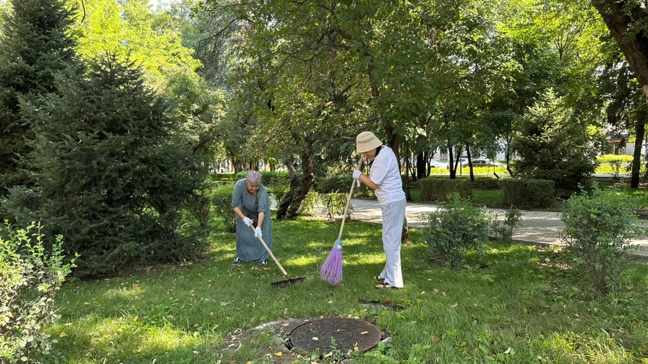 Астана мен Алматыда өткен сенбілікте Президент Іс басқармасына қарасты ұйымдардың қызметкерлері бір тоннадан астам қоқыс жинады 