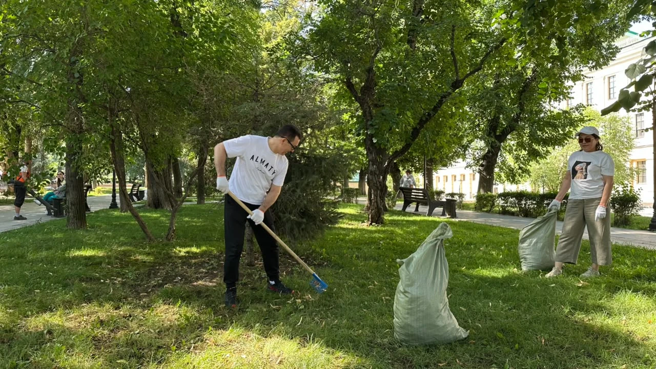 Астана мен Алматыда өткен сенбілікте Президент Іс басқармасына қарасты ұйымдардың қызметкерлері бір тоннадан астам қоқыс жинады 