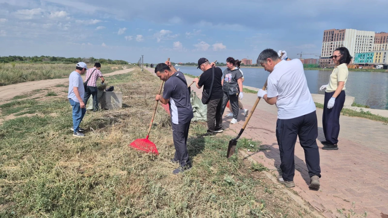Астана мен Алматыда өткен сенбілікте Президент Іс басқармасына қарасты ұйымдардың қызметкерлері бір тоннадан астам қоқыс жинады 
